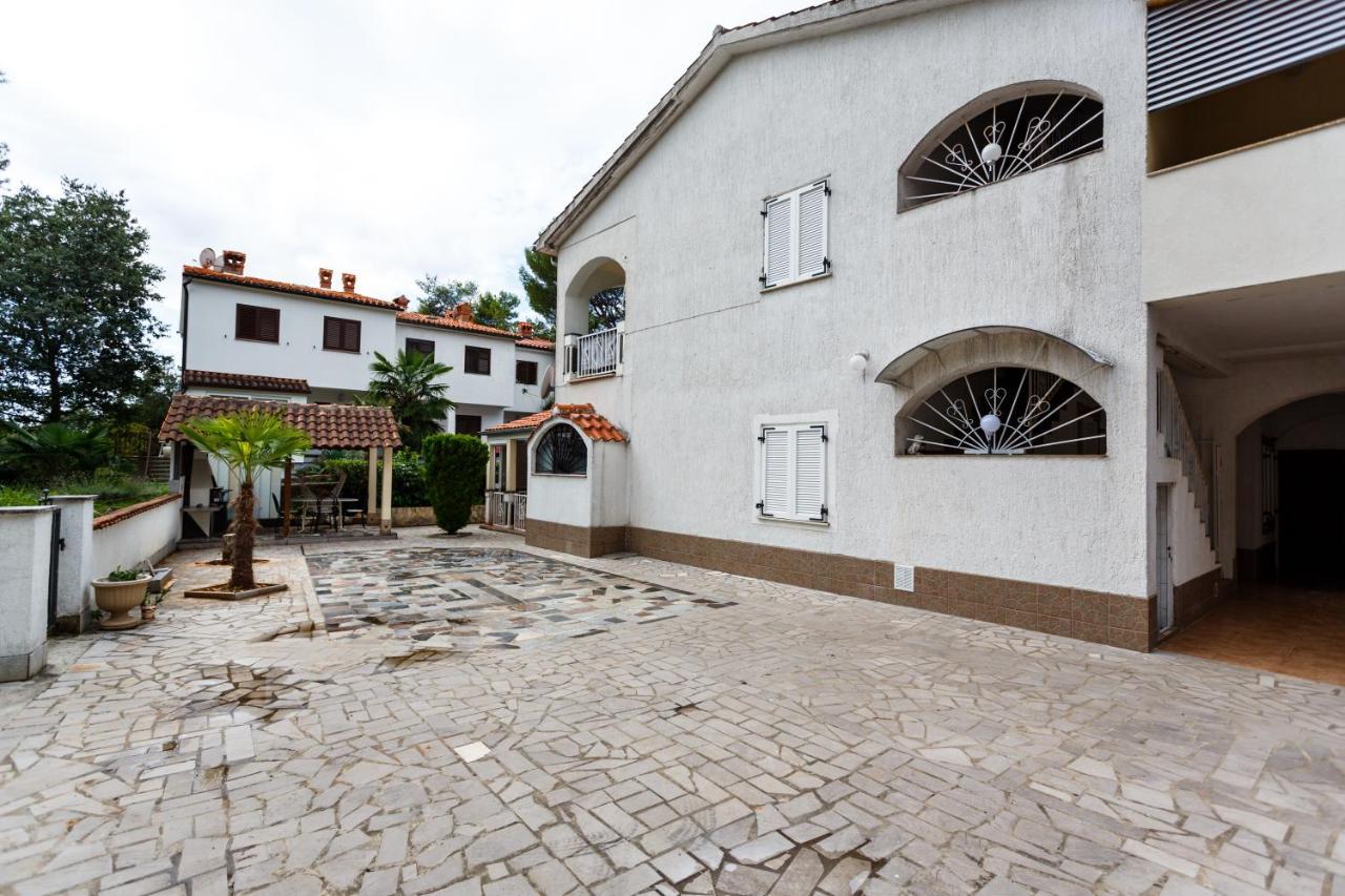 Apartmani Mili Malinska Bagian luar foto
