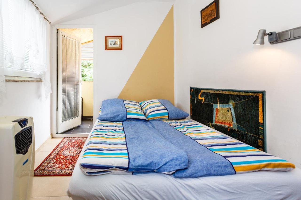 Apartmani Mili Malinska Bagian luar foto