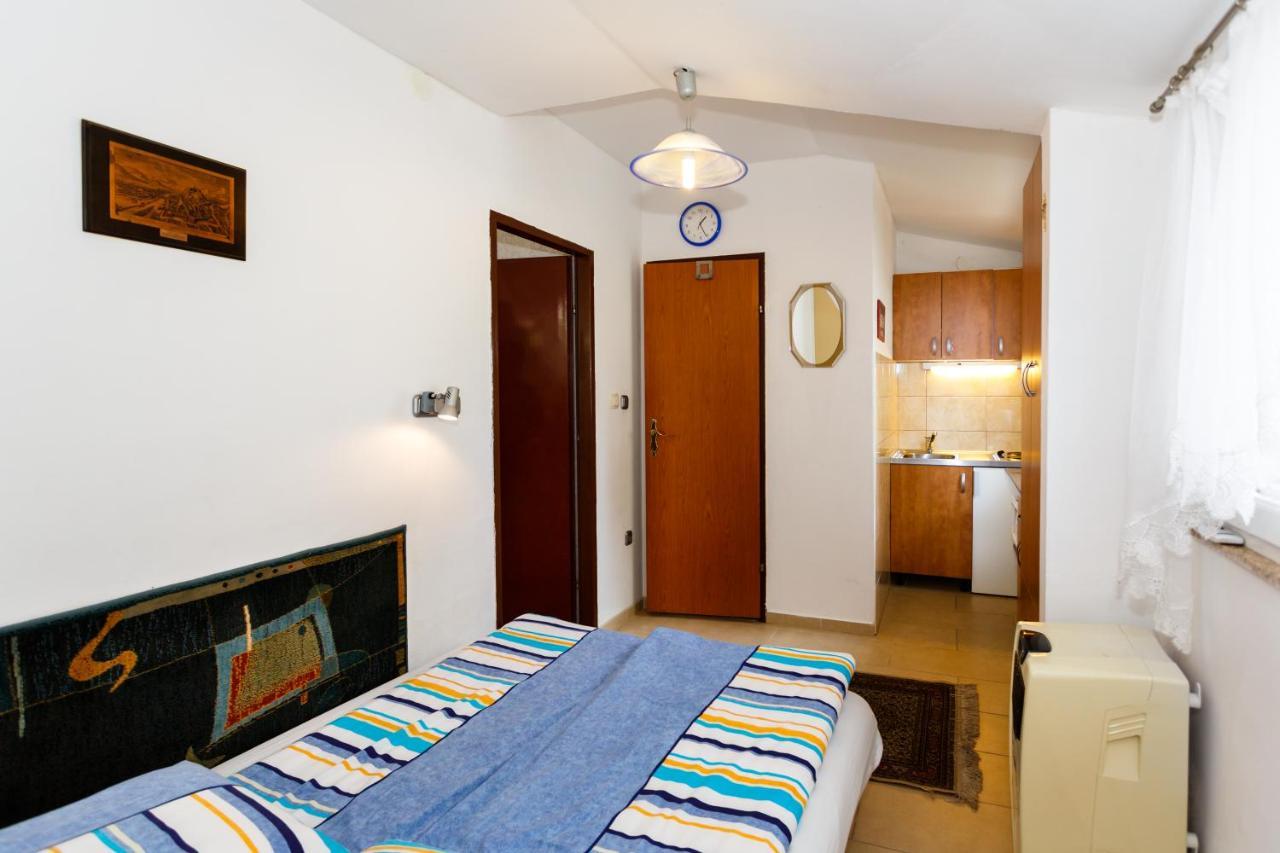 Apartmani Mili Malinska Bagian luar foto