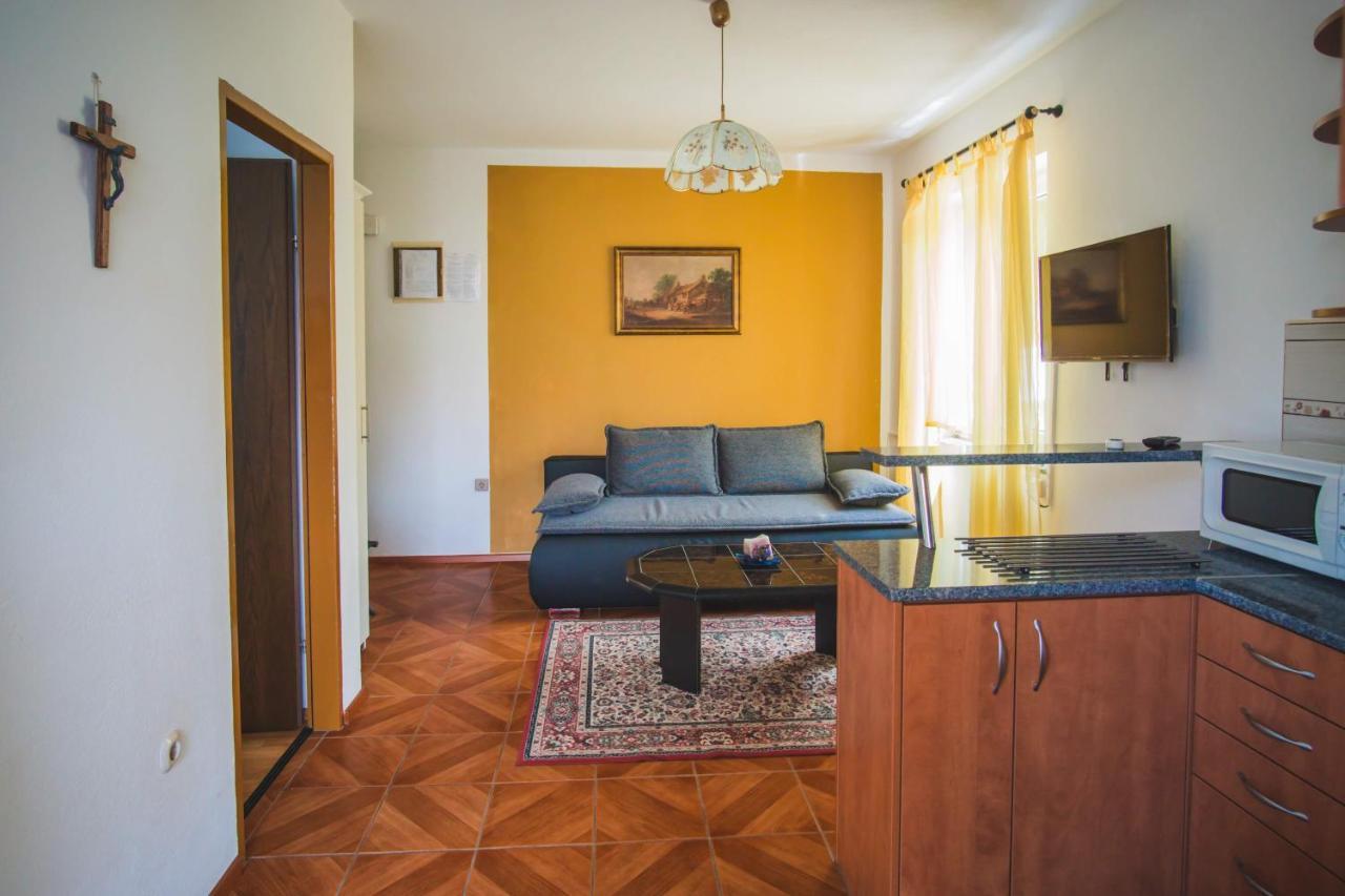 Apartmani Mili Malinska Bagian luar foto