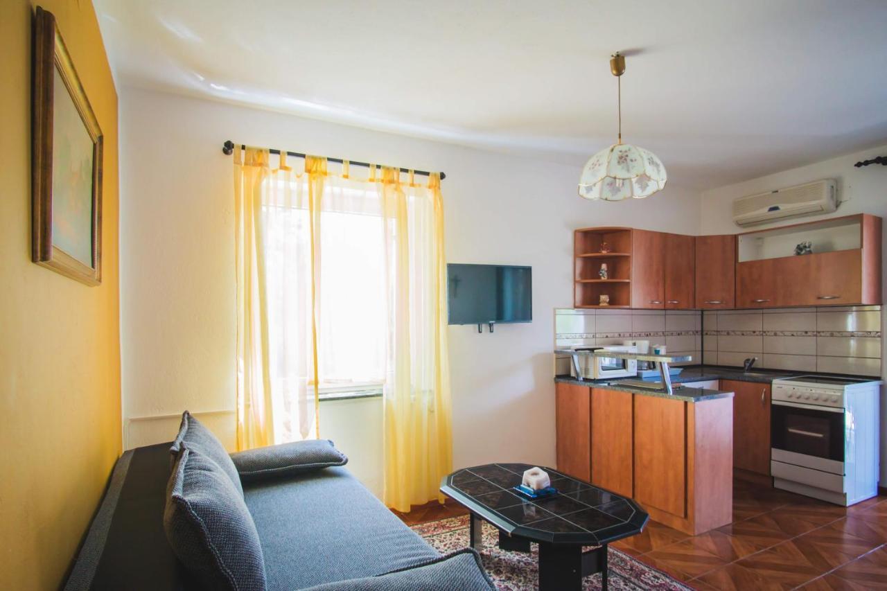 Apartmani Mili Malinska Bagian luar foto